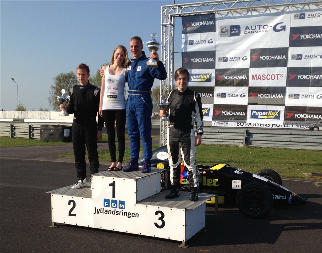 En glad Frederik Schandorff øverst på podiet
(Foto: CF-Racing)
